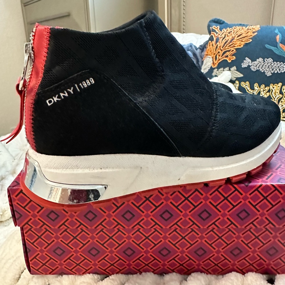 Donna Karen platform booty 7M